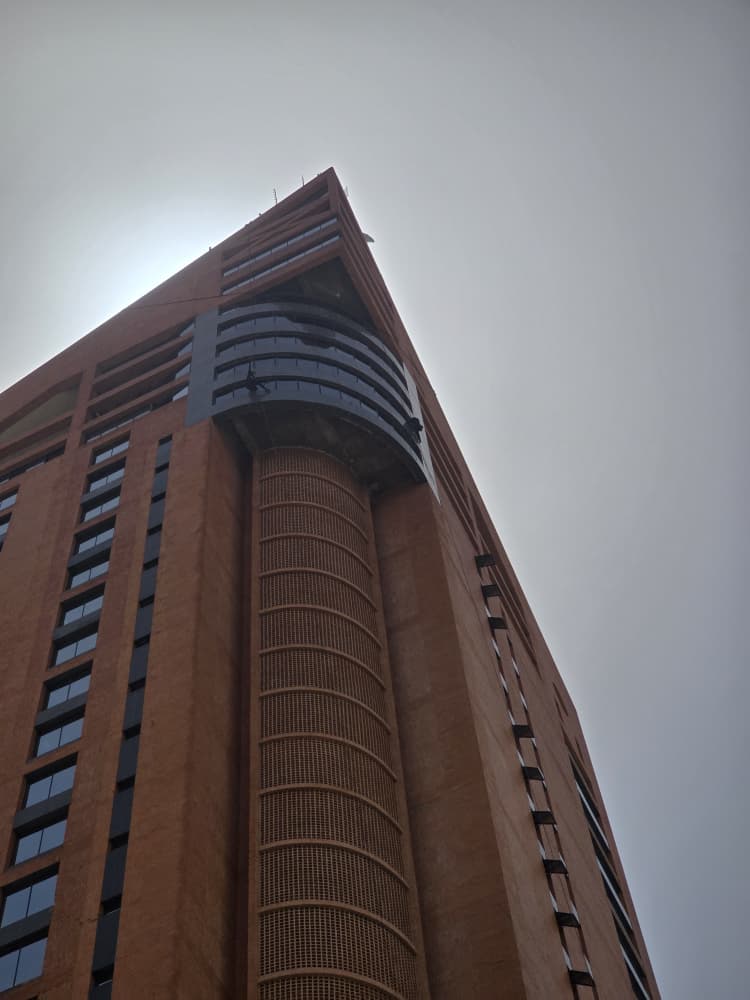Personal especializado realizando mantenimiento en fachada de la Torre Sindoni por Gema Star en Venezuela